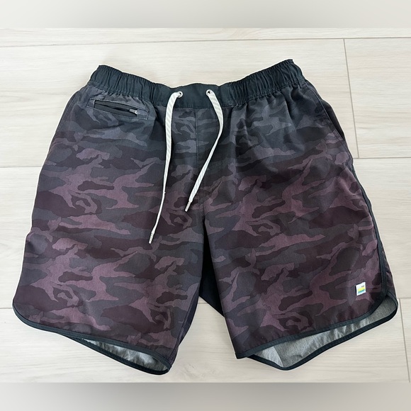 Vuori black camo 7” inseam banks short sz L - Picture 7 of 8